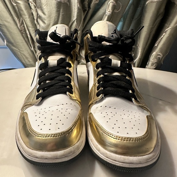 Nike air Jordan 1 mid metallic gold - women’s 8 - Picture 3 of 6
